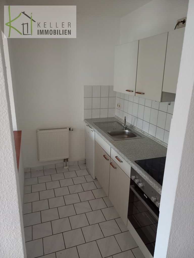 Halb offene Küche mit Möblierung