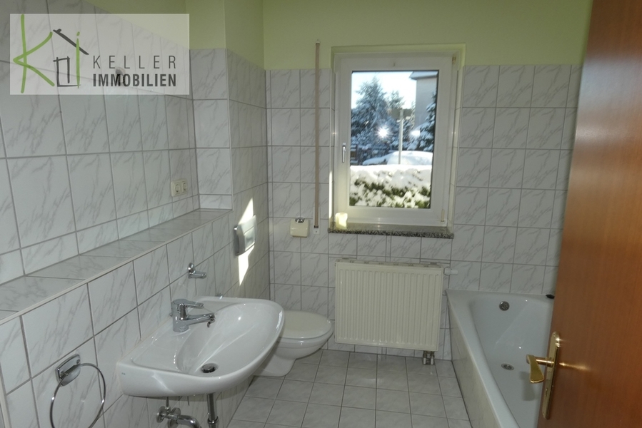 Bad/WC mit Badewanne, WM.-Anschluss und FENSTER
