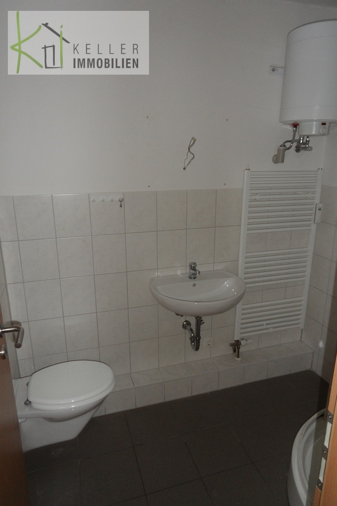 Kleines Bad/WC mit Dusche, WM.-Anschl. und Elektro-Boiler